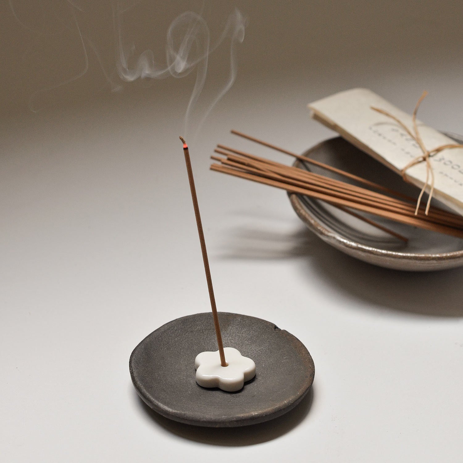 Aged Indian Sandalwood Incense Stick Set – 30 Sticks with Ceramic Holder CEDAR AND MYRRH