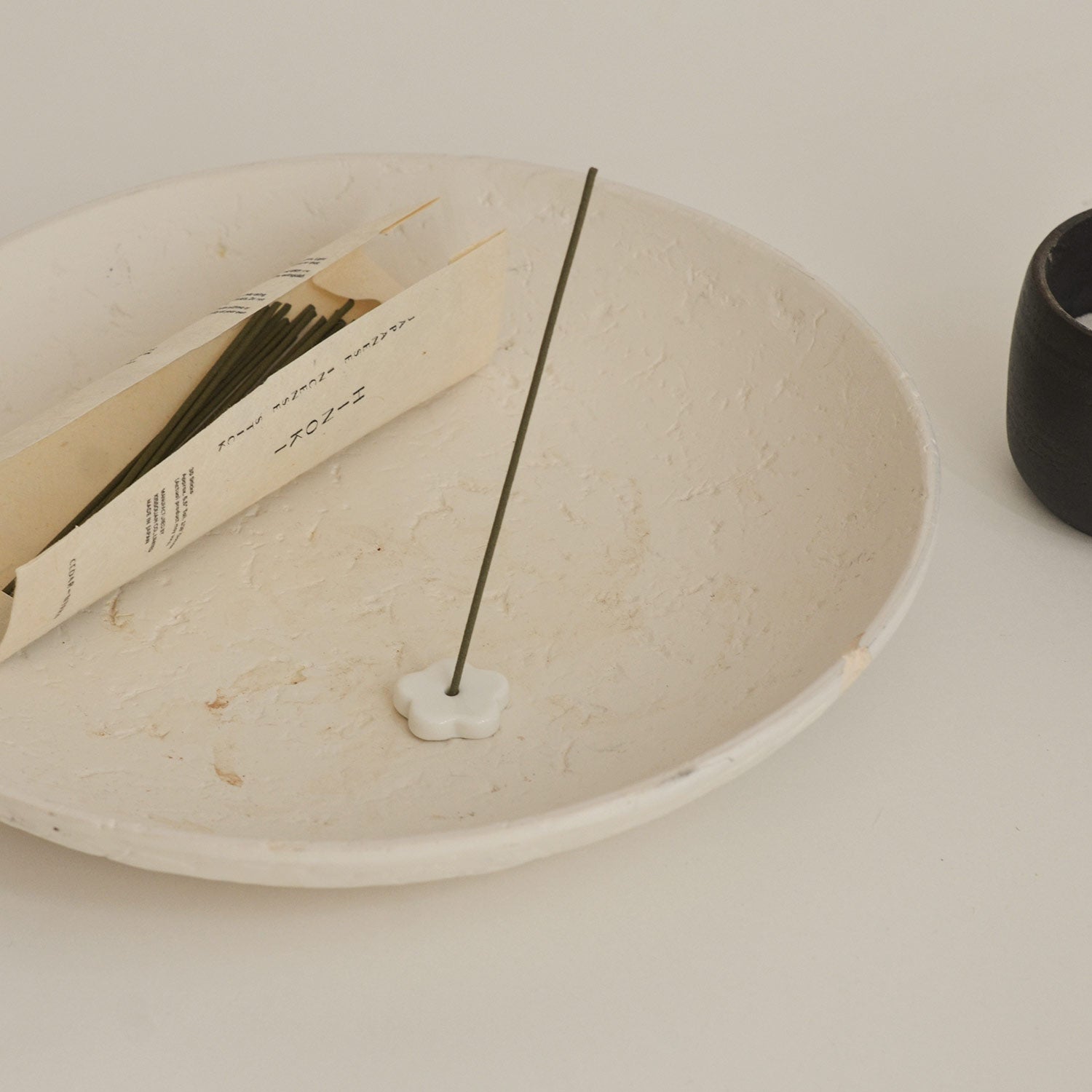 Hinoki Japanese Incense Stick Set – 30 Sticks with Ceramic Holder CEDAR AND MYRRH